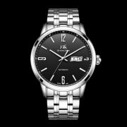 这款男士手表以其典范的黑色腕